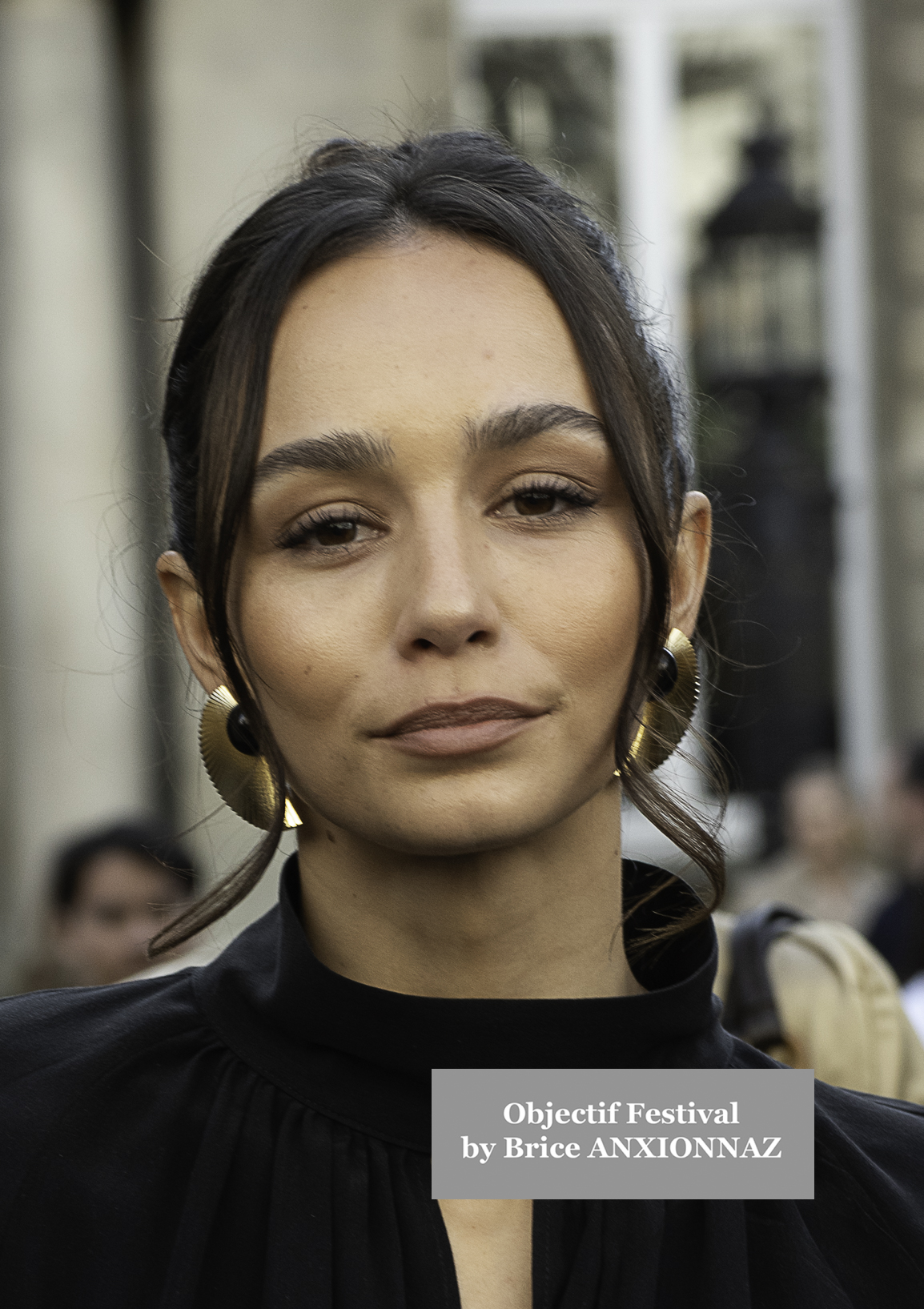 Photo streetstyle de Mary Charteris - Streetstyle photos of guest arrivals at the Nina Ricci show lors du défilé Nina Ricci Spring 2025 à Streetstyle-photos-of-guest-arrivals-at-the-Nina-Ricci-show, Paris Fashion Week le 7 March 2025 par Brice ANXIONNAZ (Objectif Festival)
